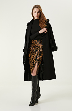 Siyah Yakası Kürklü Kemerli Manto