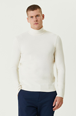 Kırık Beyaz Balıkçı Yaka Triko Kazak