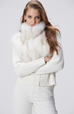Kırık Beyaz Suni Kürk Detaylı Triko Mont