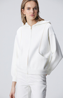 Kırıkbeyaz Yumuşak Dokulu Triko Mont