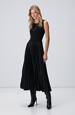 Siyah Bisiklet Yaka Pliseli Elbise