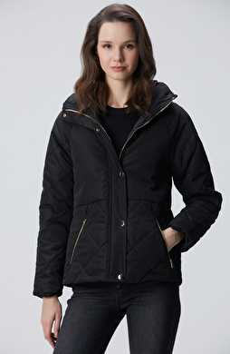 Siyah Yarım Kapitone Detaylı Kaban