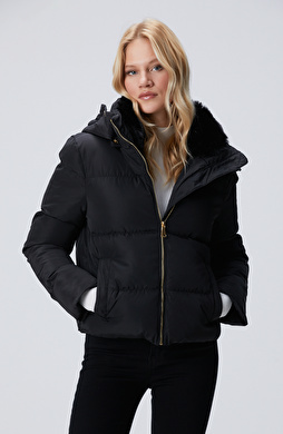 Siyah Kapüşonlu Kapitone Mont