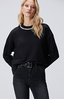 Siyah Yakası Taş İşlemeli Sweatshirt