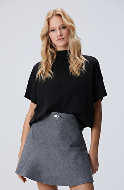 Siyah Dik Yaka Kısa Kollu Nervür Detaylı Kazak