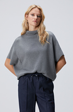 Gri Dik Yaka Kısa Kollu Nervür Detaylı Kazak