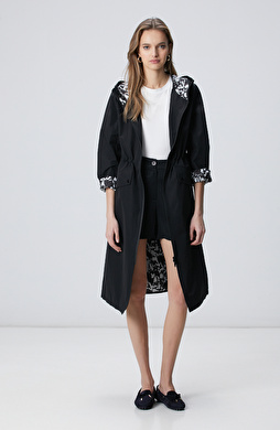 Siyah Kapüşonlu Pardesü