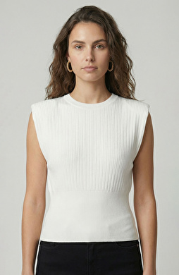 Kırıkbeyaz Vatka Detaylı Triko Kazak