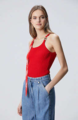 Kırmızı Aksesuarlı Triko Atlet