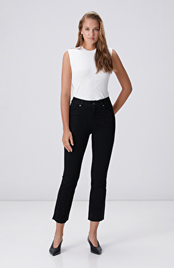 Siyah Kesik Paça Detaylı Taş Baskı Denim Pantolon