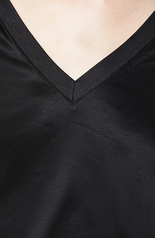 Siyah V Yaka Kısa Kollu T-Shirt