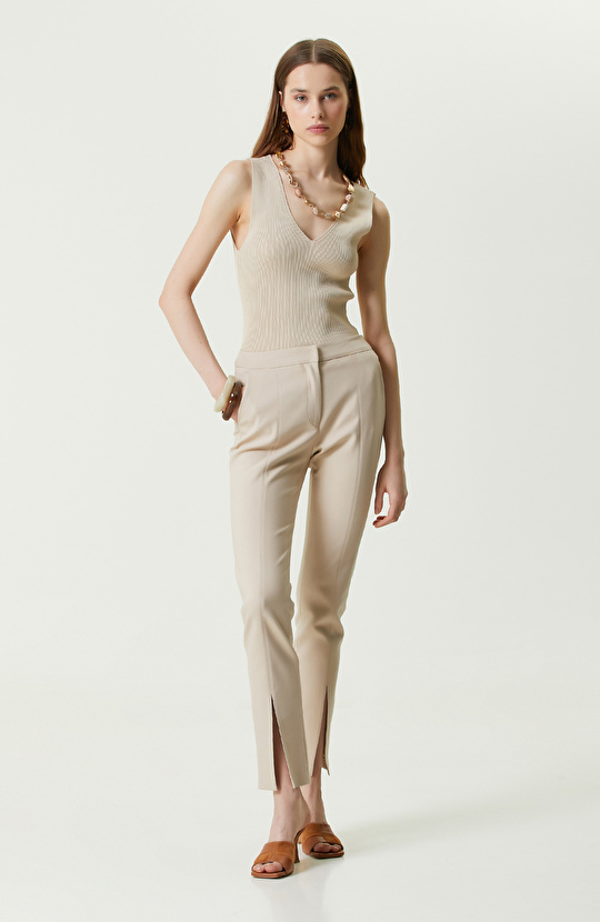 Bej Rengi Askılı V Yaka Triko Atlet