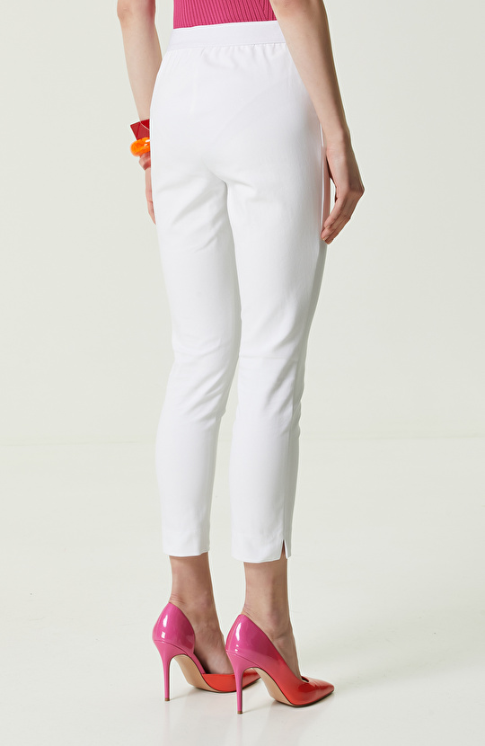 Beyaz Beli Lastikli Dar Paça Pantolon