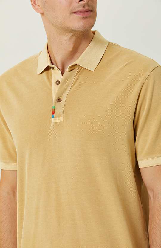 Safran Polo Yaka Nakış Detaylı T-Shirt