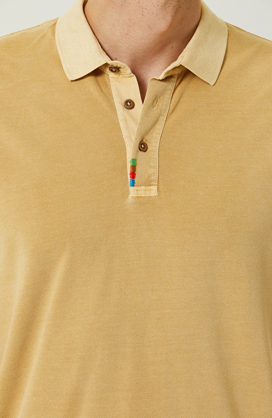 Safran Polo Yaka Nakış Detaylı T-Shirt