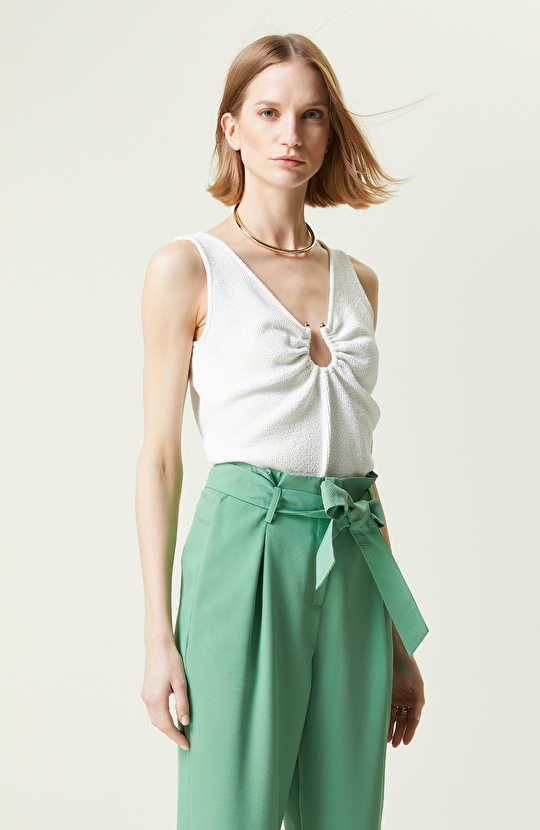 Beyaz Kolsuz U Yaka Bluz