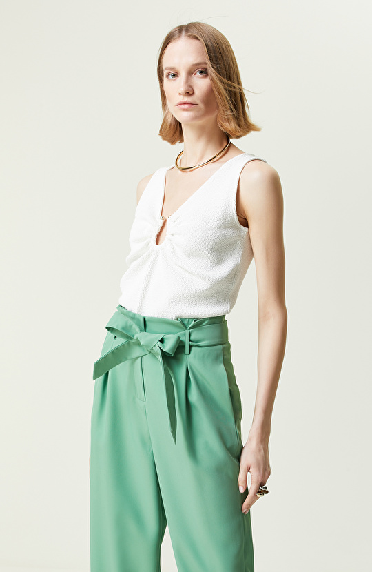 Beyaz Kolsuz U Yaka Bluz