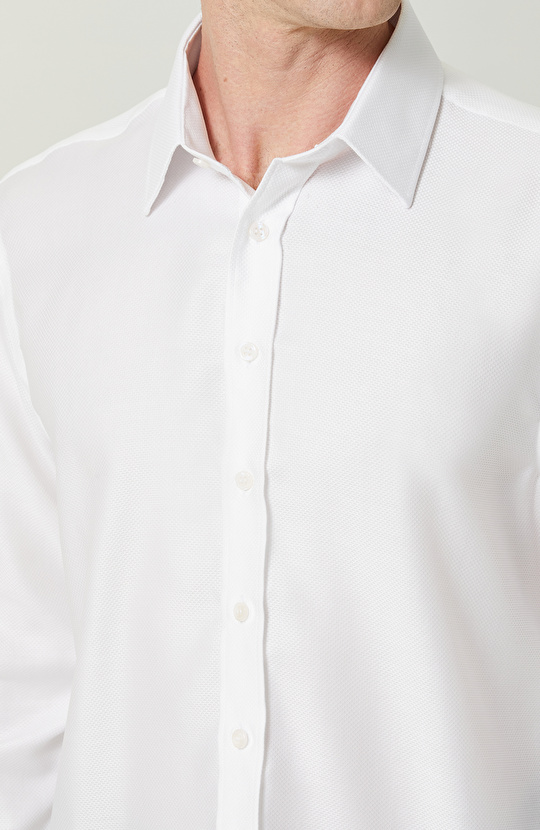 Uzun Kollu Jakarlı Beyaz Gömlek