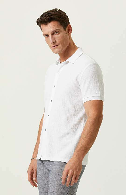 Beyaz Jakarlı Polo Yaka Gömlek