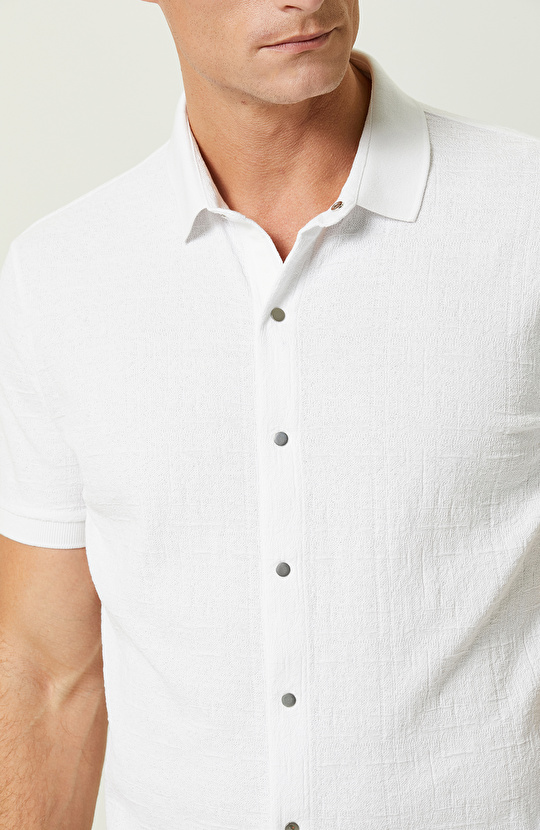 Beyaz Jakarlı Polo Yaka Gömlek