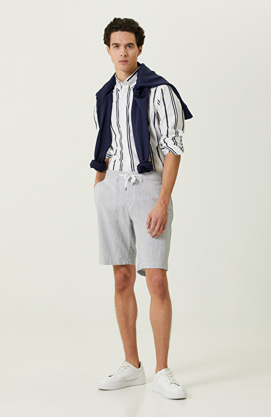 Beyaz Lacivert Düğmeli Yaka Gömlek