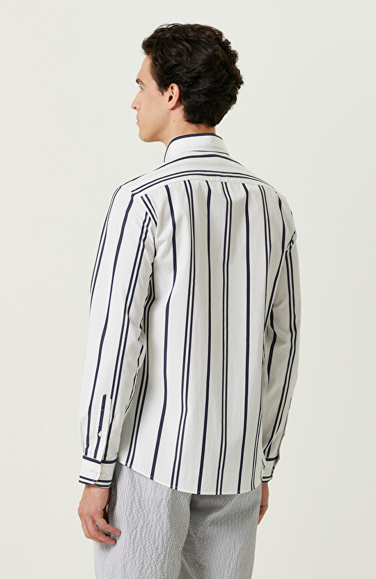 Beyaz Lacivert Düğmeli Yaka Gömlek