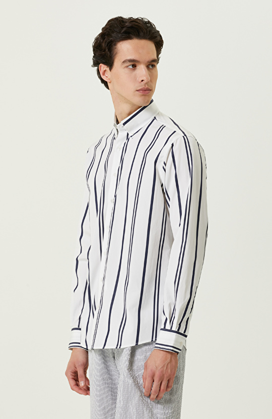 Beyaz Lacivert Düğmeli Yaka Gömlek