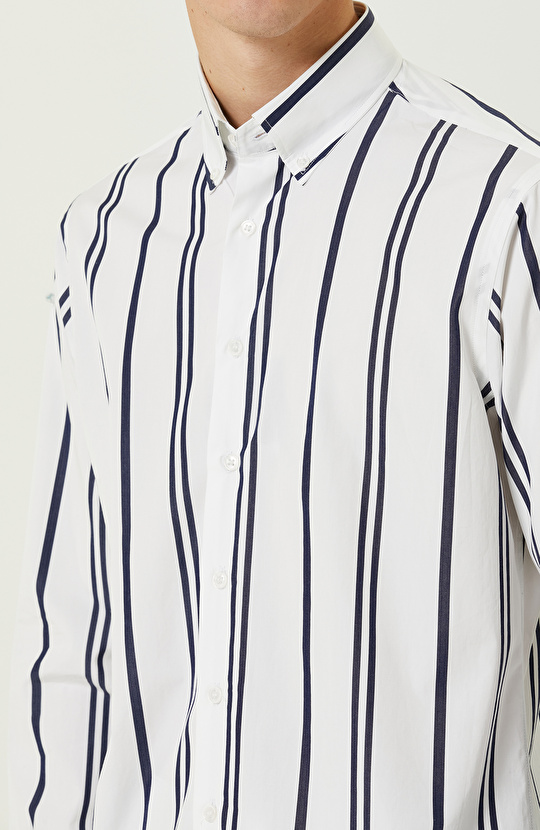 Beyaz Lacivert Düğmeli Yaka Gömlek