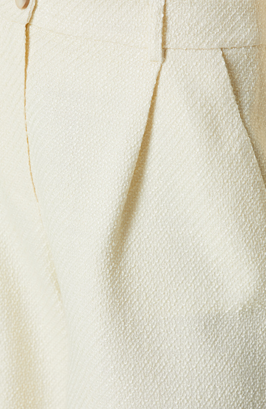 Kırık Beyaz Boru Paça Tüvit Şort