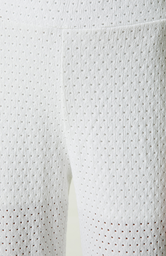 Beyaz Delikli Yüksek Bel Bol Paça Pantolon