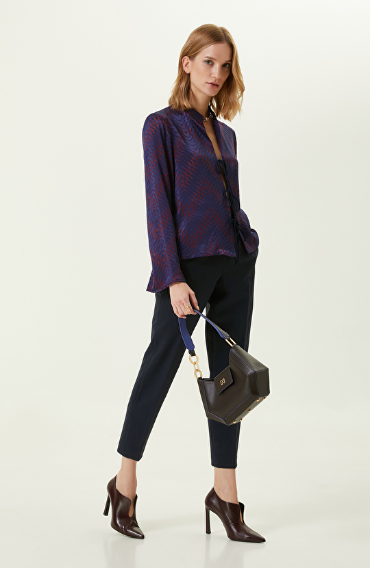 Lacivert Önden Bağlama Detaylı Bluz