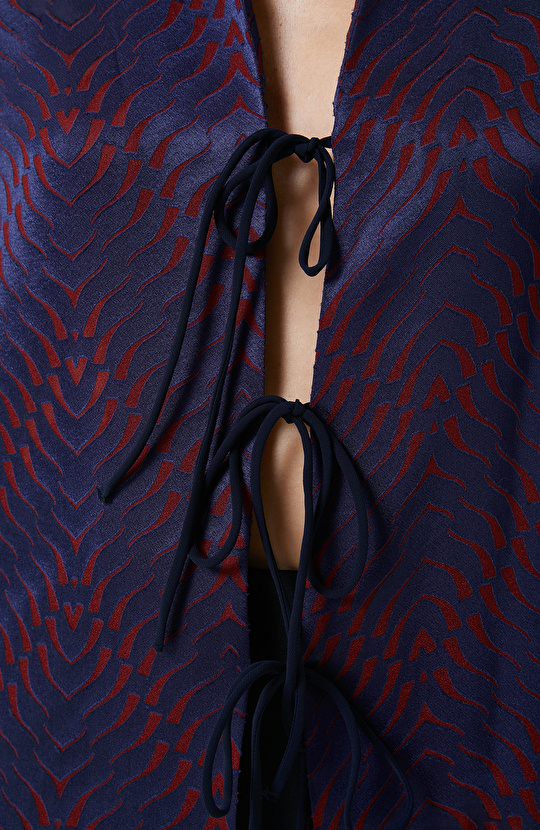 Lacivert Önden Bağlama Detaylı Bluz