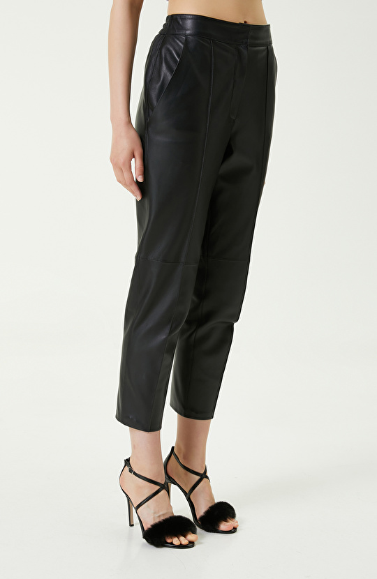 Kemeri Lastik Detaylı Siyah Deri Pantolon