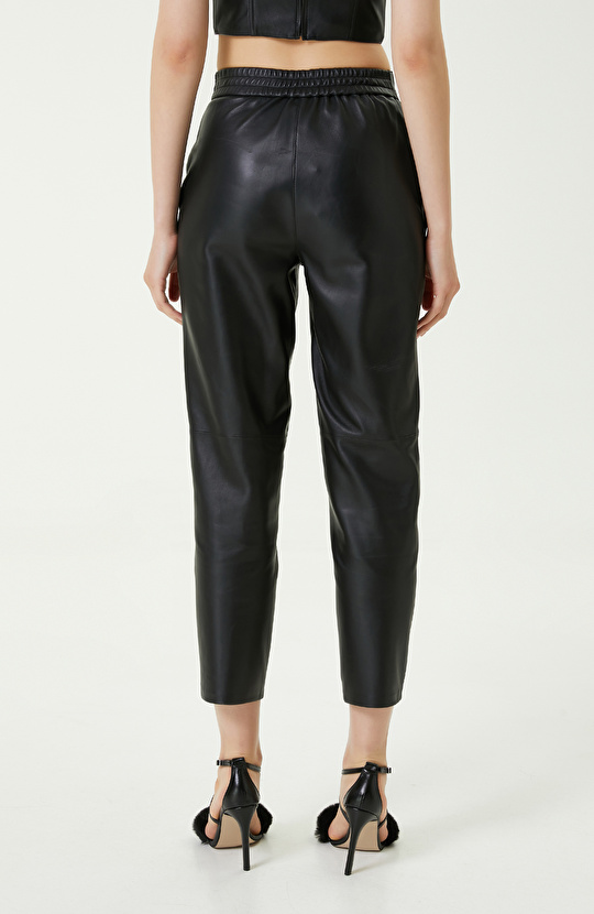 Kemeri Lastik Detaylı Siyah Deri Pantolon