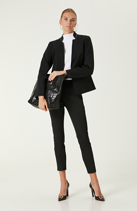 Siyah Yakası Aksesuarlı Ceket