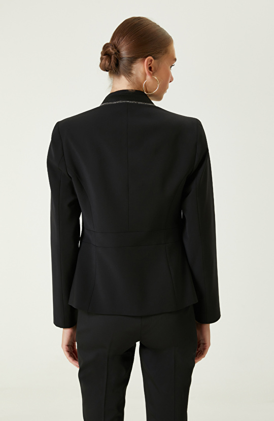 Siyah Yakası Aksesuarlı Ceket