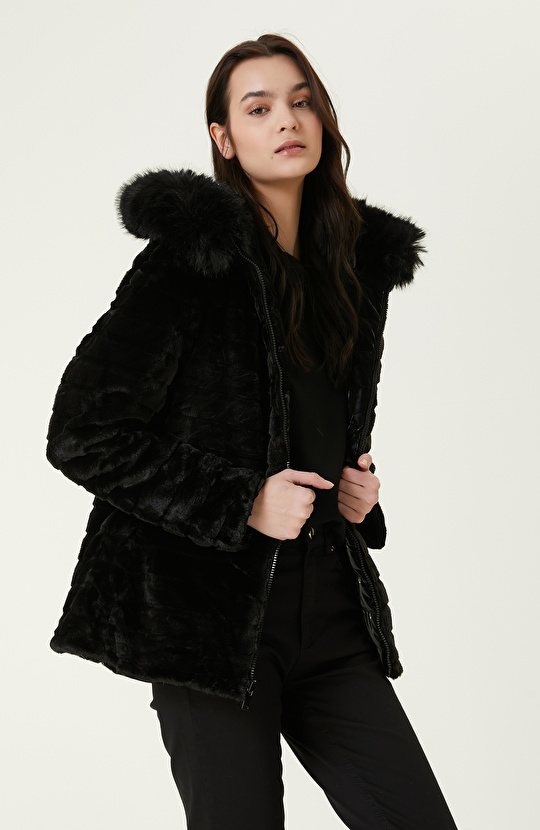 Siyah Kapüşonlu Mont