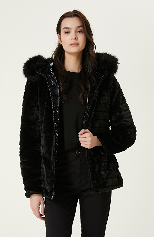 Siyah Kapüşonlu Mont