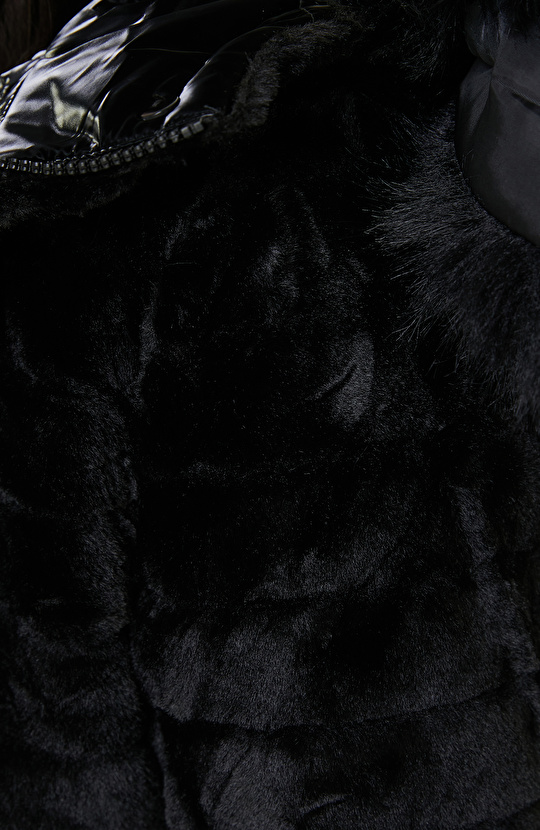 Siyah Kapüşonlu Mont