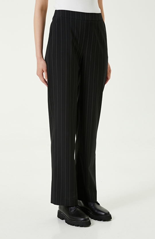 Siyah Çizgili Düz Paça Pantolon