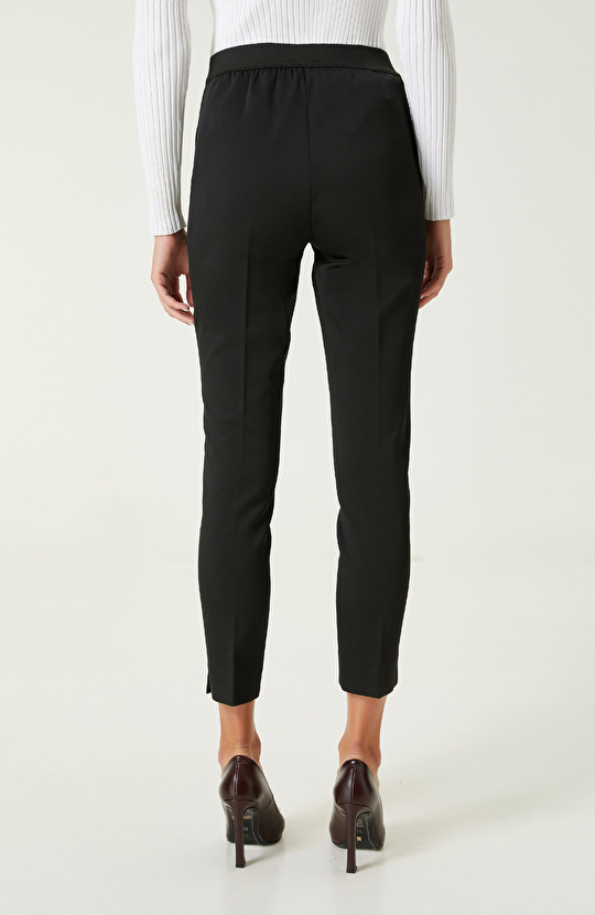 Siyah Kemeri Lastik Detaylı Pantolon