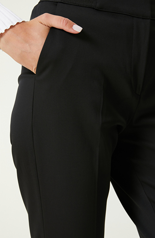 Siyah Kemeri Lastik Detaylı Pantolon