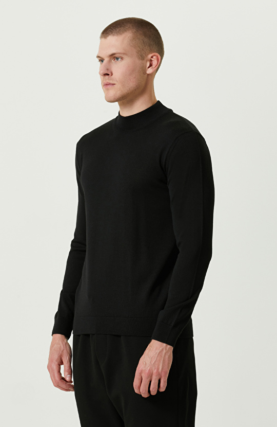 Yarım Balıkçı Yaka Siyah Triko Kazak