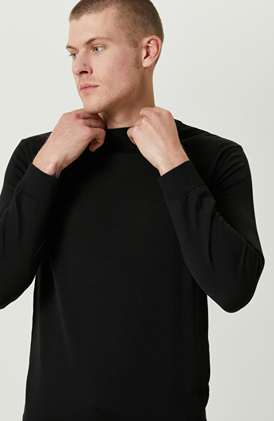 Yarım Balıkçı Yaka Siyah Triko Kazak