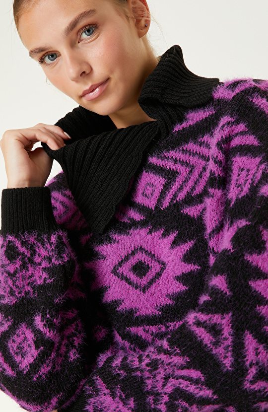 Siyah Fuşya Etnik Desenli Triko Kazak