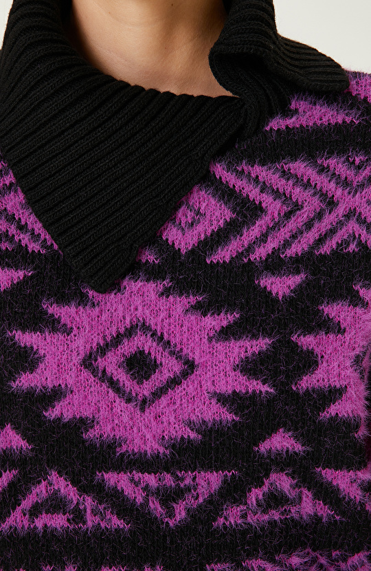 Siyah Fuşya Etnik Desenli Triko Kazak