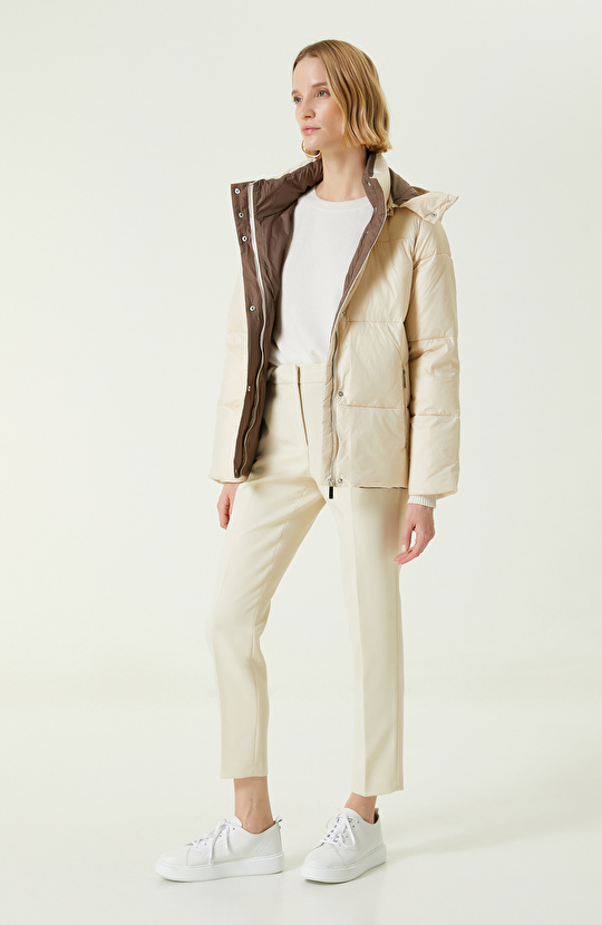 Bej Geniş Kapitone Mont