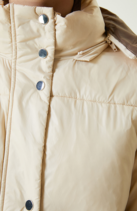 Bej Geniş Kapitone Mont