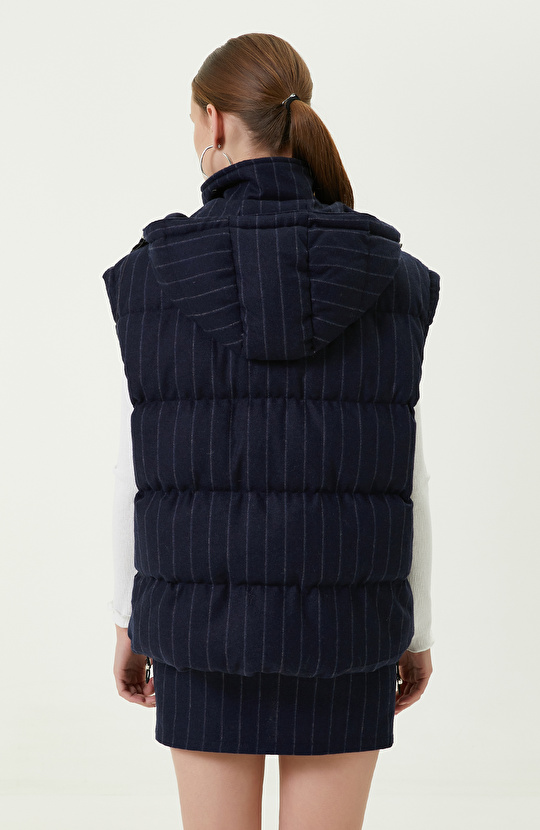 Kolsuz Kapüşon Yaka Lacivert Çizgili Yelek