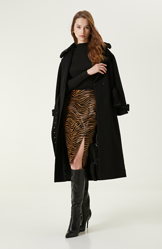 Siyah Yakası Kürklü Kemerli Manto